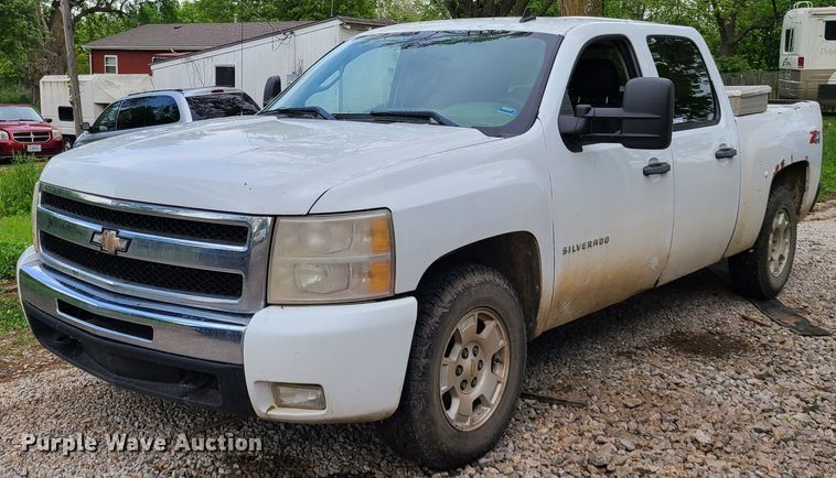 image for item HM9917 2011 Chevrolet Silverado 1500  Crew Cab pickup truck