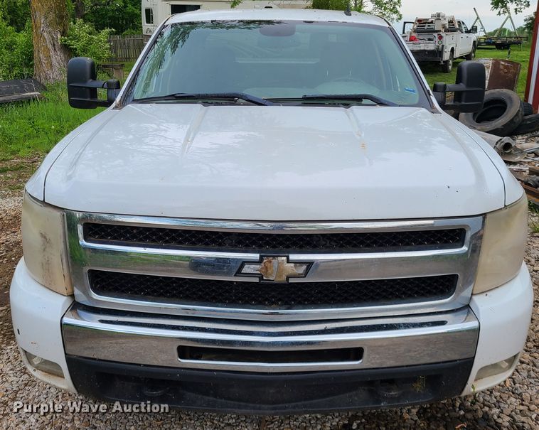 image for item HM9917 2011 Chevrolet Silverado 1500  Crew Cab pickup truck