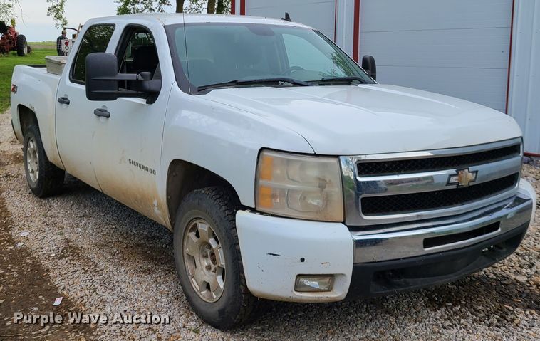 image for item HM9917 2011 Chevrolet Silverado 1500  Crew Cab pickup truck