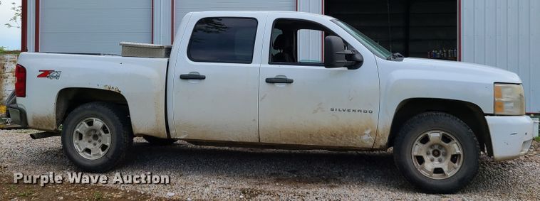 image for item HM9917 2011 Chevrolet Silverado 1500  Crew Cab pickup truck