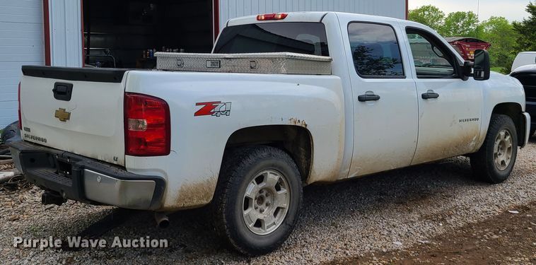 image for item HM9917 2011 Chevrolet Silverado 1500  Crew Cab pickup truck