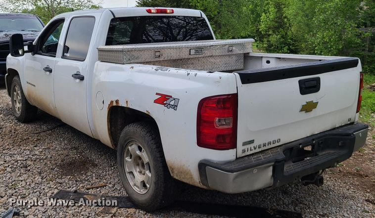 image for item HM9917 2011 Chevrolet Silverado 1500  Crew Cab pickup truck