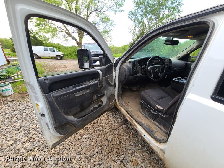 image for item HM9917 2011 Chevrolet Silverado 1500  Crew Cab pickup truck