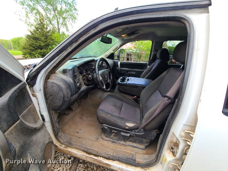 image for item HM9917 2011 Chevrolet Silverado 1500  Crew Cab pickup truck