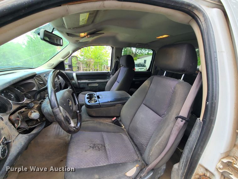 image for item HM9917 2011 Chevrolet Silverado 1500  Crew Cab pickup truck