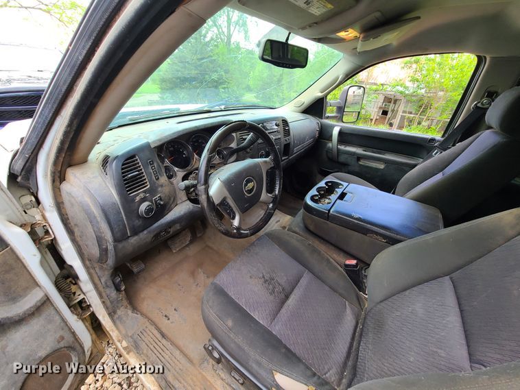 image for item HM9917 2011 Chevrolet Silverado 1500  Crew Cab pickup truck