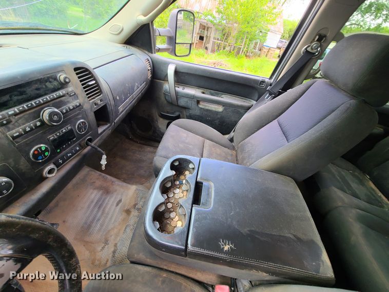 image for item HM9917 2011 Chevrolet Silverado 1500  Crew Cab pickup truck