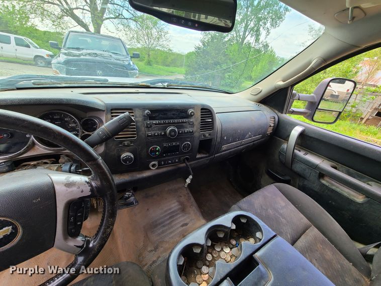 image for item HM9917 2011 Chevrolet Silverado 1500  Crew Cab pickup truck