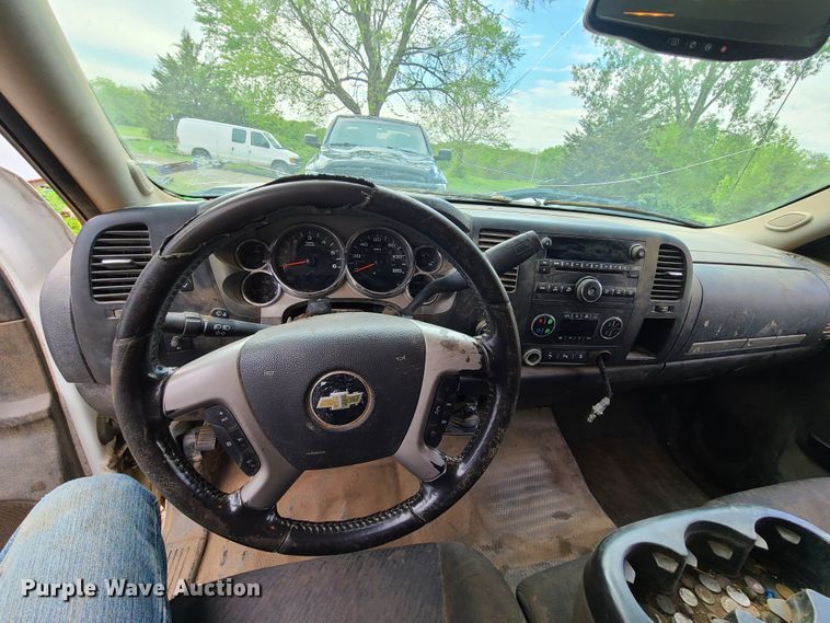 image for item HM9917 2011 Chevrolet Silverado 1500  Crew Cab pickup truck