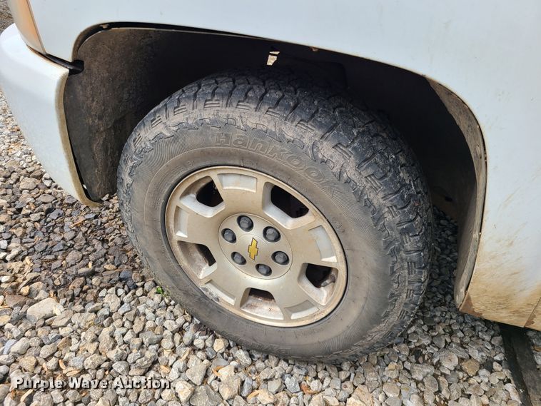 image for item HM9917 2011 Chevrolet Silverado 1500  Crew Cab pickup truck