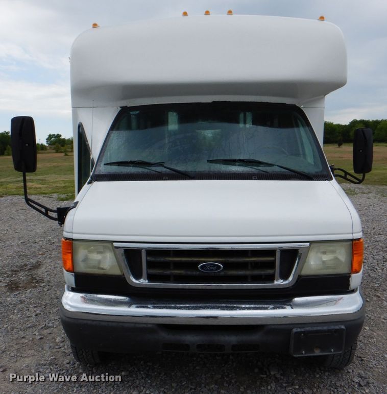 image for item HT9261 2007 Ford Econoline E450  shuttle bus
