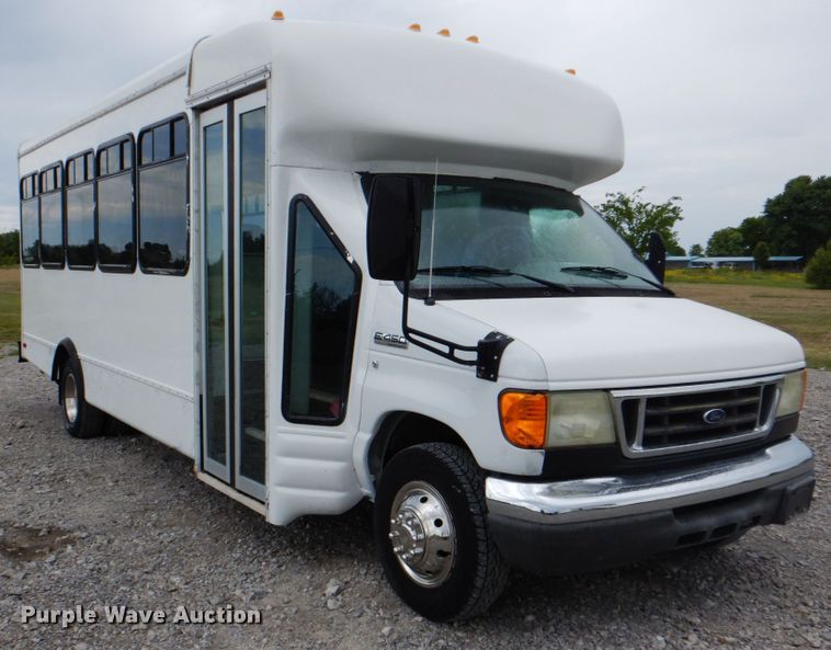 image for item HT9261 2007 Ford Econoline E450  shuttle bus