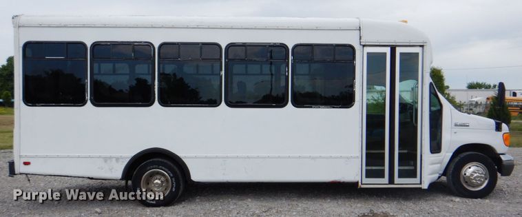 image for item HT9261 2007 Ford Econoline E450  shuttle bus
