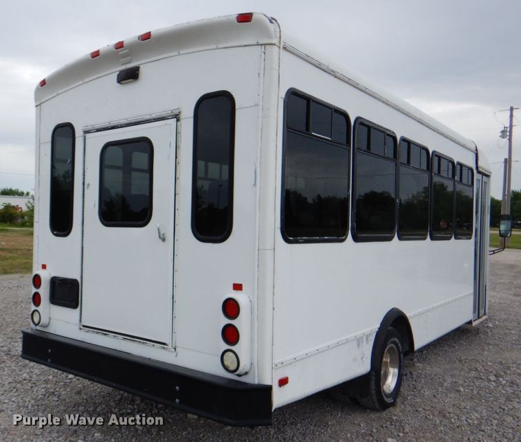 image for item HT9261 2007 Ford Econoline E450  shuttle bus