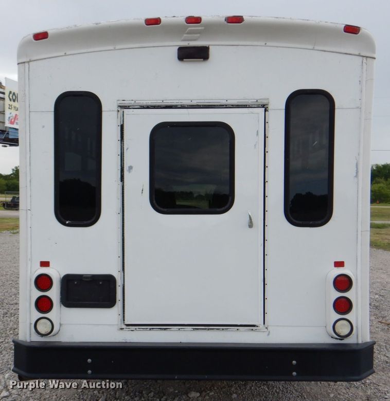 image for item HT9261 2007 Ford Econoline E450  shuttle bus