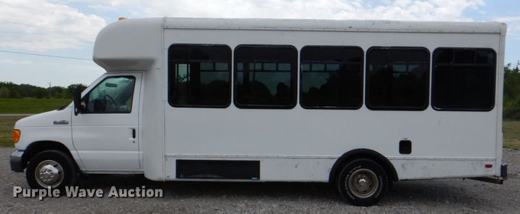 image for item HT9261 2007 Ford Econoline E450  shuttle bus