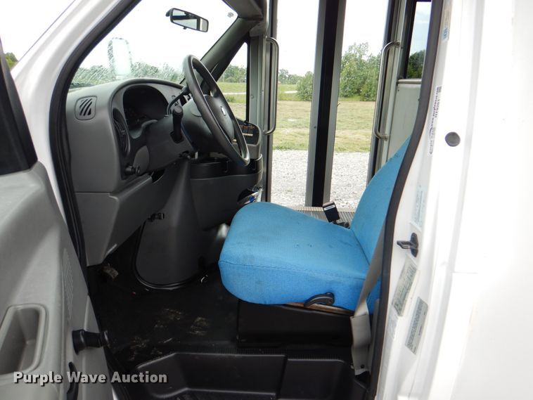image for item HT9261 2007 Ford Econoline E450  shuttle bus