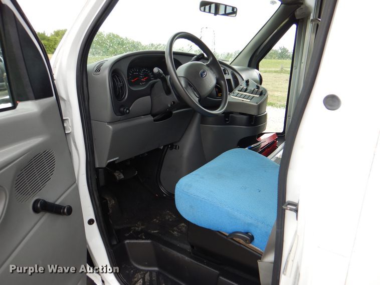 image for item HT9261 2007 Ford Econoline E450  shuttle bus