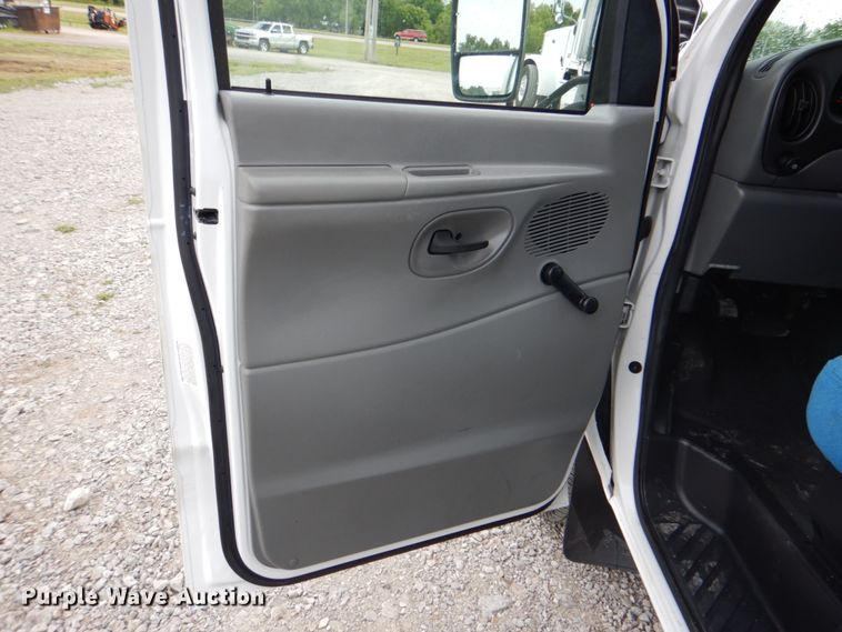 image for item HT9261 2007 Ford Econoline E450  shuttle bus