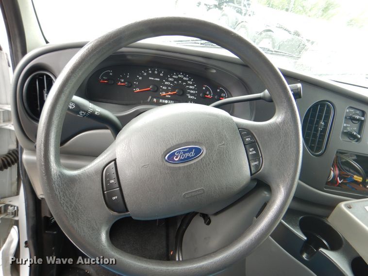 image for item HT9261 2007 Ford Econoline E450  shuttle bus