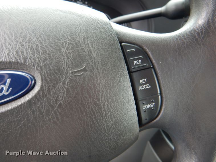 image for item HT9261 2007 Ford Econoline E450  shuttle bus