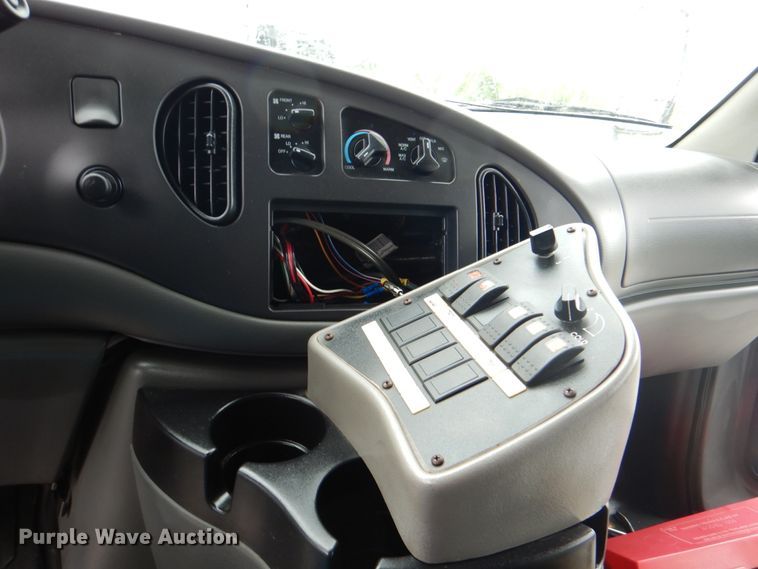 image for item HT9261 2007 Ford Econoline E450  shuttle bus