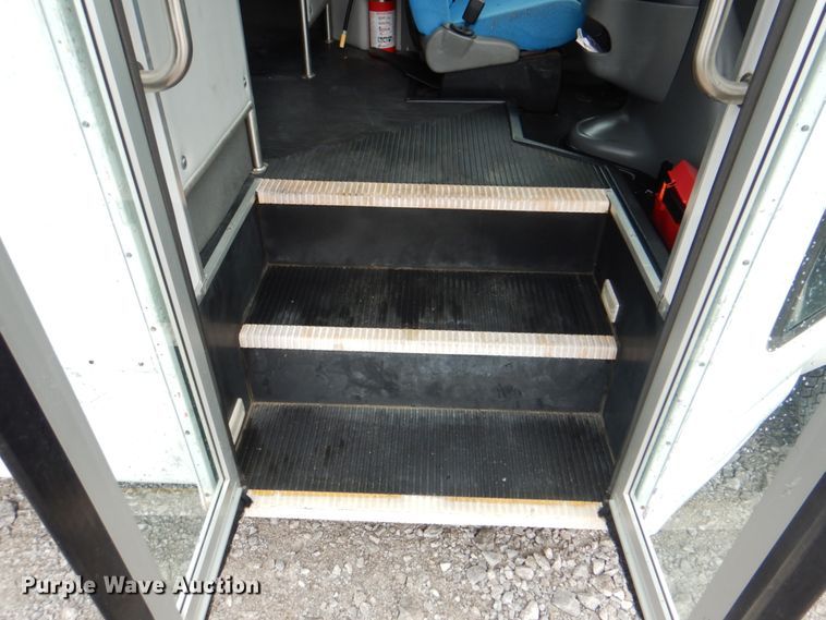 image for item HT9261 2007 Ford Econoline E450  shuttle bus