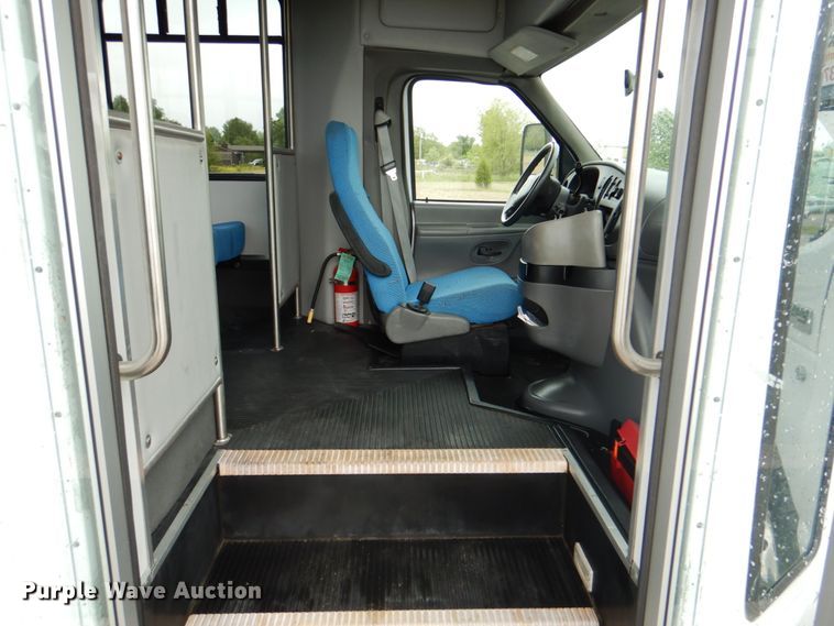 image for item HT9261 2007 Ford Econoline E450  shuttle bus