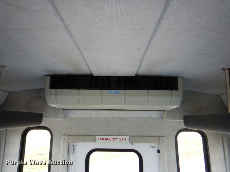 image for item HT9261 2007 Ford Econoline E450  shuttle bus