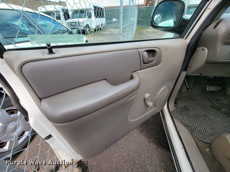 image for item IF9752 2002 Dodge Caravan  van