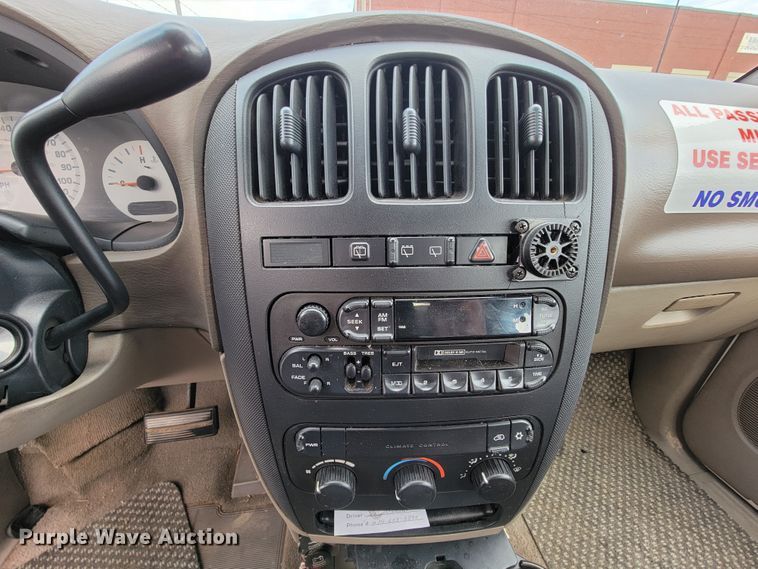 image for item IF9752 2002 Dodge Caravan  van
