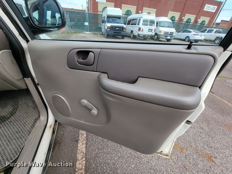 image for item IF9752 2002 Dodge Caravan  van