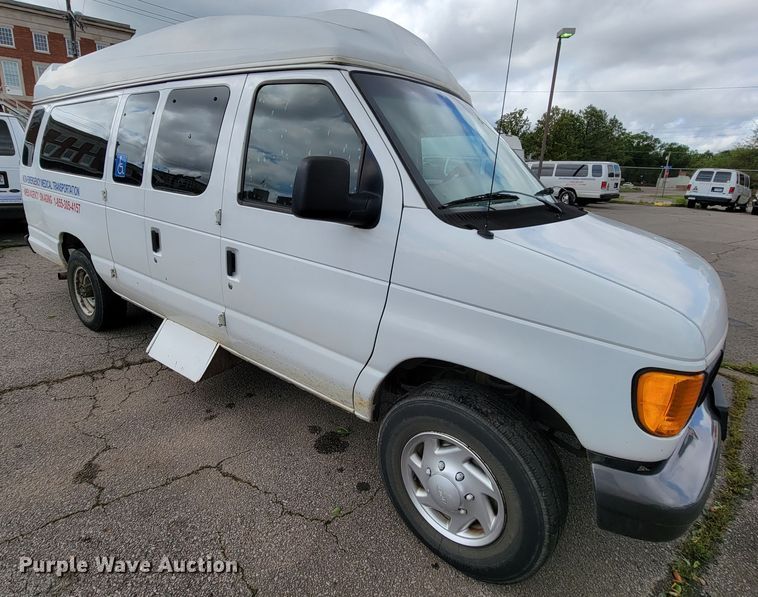 image for item IF9755 2007 Ford E350  handicap accessible van