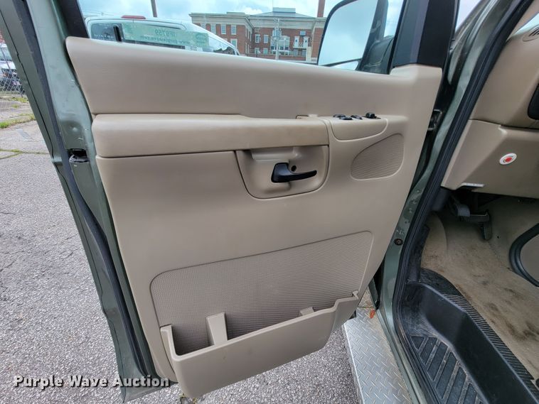 image for item IF9759 2004 Ford E350  van