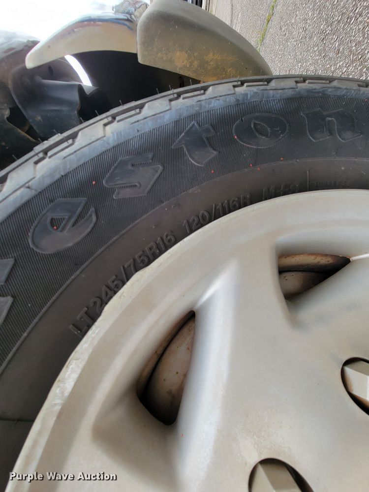 image for item IF9759 2004 Ford E350  van