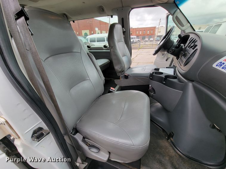 image for item IF9761 2006 Ford E350  van