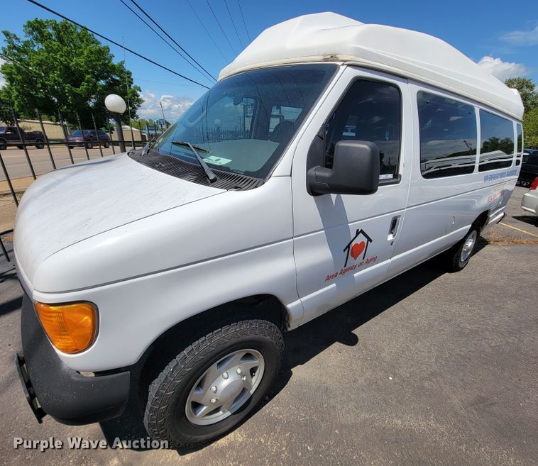 image for item IF9765 2005 Ford E350  handicap accessible van