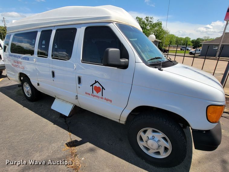 image for item IF9765 2005 Ford E350  handicap accessible van