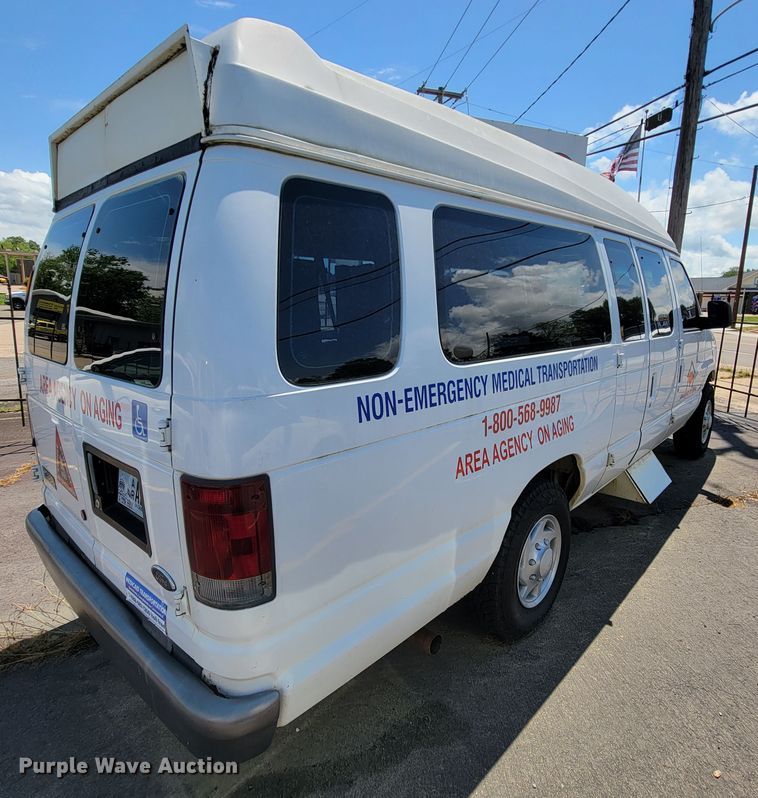 image for item IF9765 2005 Ford E350  handicap accessible van