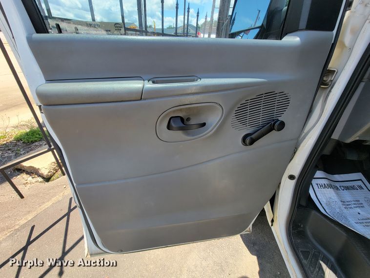 image for item IF9765 2005 Ford E350  handicap accessible van