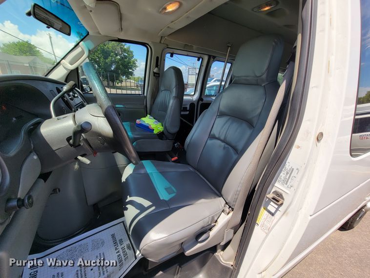 image for item IF9765 2005 Ford E350  handicap accessible van