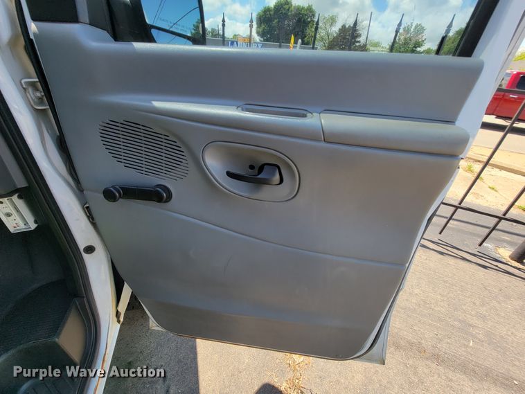 image for item IF9765 2005 Ford E350  handicap accessible van