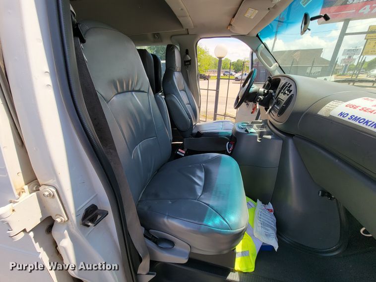 image for item IF9765 2005 Ford E350  handicap accessible van
