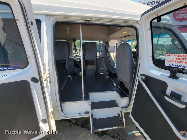image for item IF9765 2005 Ford E350  handicap accessible van