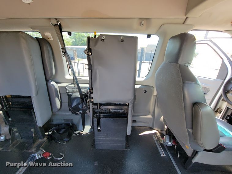 image for item IF9765 2005 Ford E350  handicap accessible van