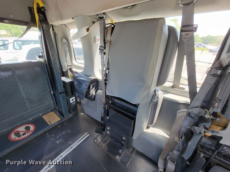 image for item IF9765 2005 Ford E350  handicap accessible van