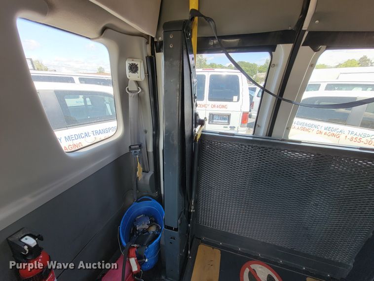 image for item IF9765 2005 Ford E350  handicap accessible van