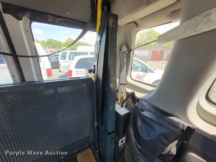 image for item IF9765 2005 Ford E350  handicap accessible van