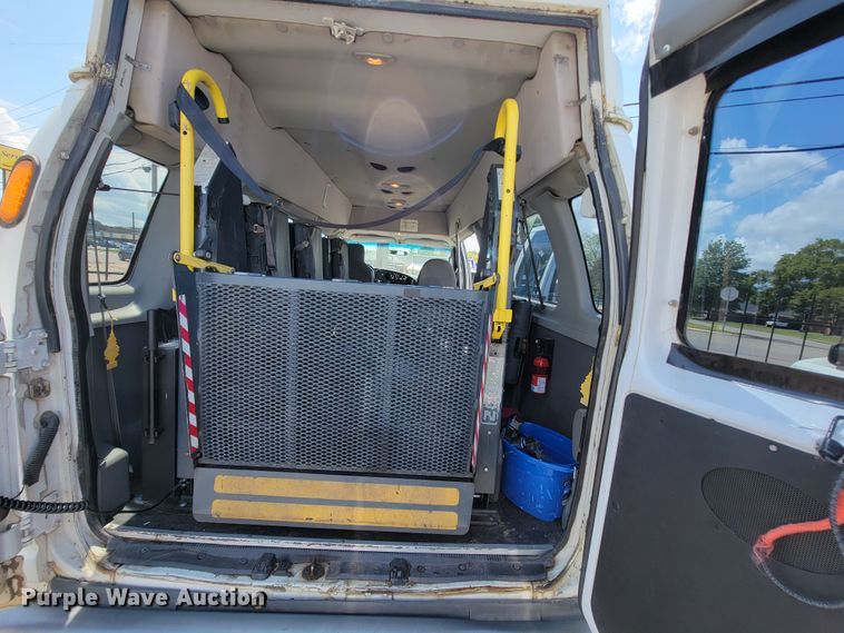 image for item IF9765 2005 Ford E350  handicap accessible van