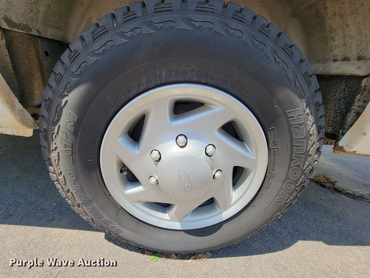 image for item IF9765 2005 Ford E350  handicap accessible van